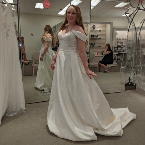 Wedding Dress - Picture 1 of 8